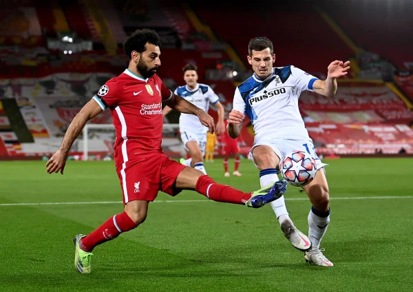 Com time misto, Liverpool perde da Atalanta e adia vaga na Champions