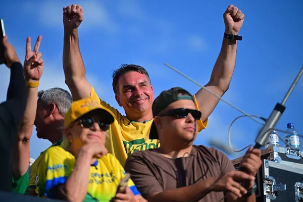 Imagem colorida de Flavio Bolsonaro durante carreata em Goiânia em 27/9/2026