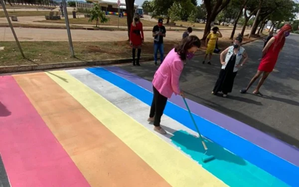 Faixa de pedestre com bandeira LGBT gera ação judicial em Goiânia