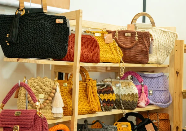 Fotografia colorida mostrando bolsas de crochê em prateleiras-Metrópoles
