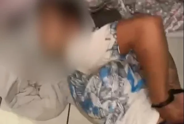 Vídeo: traficante se esconde em cama box para tentar fugir da polícia