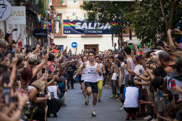 Corrida de salto nas ruas de Madri faz protesto contra homofobia