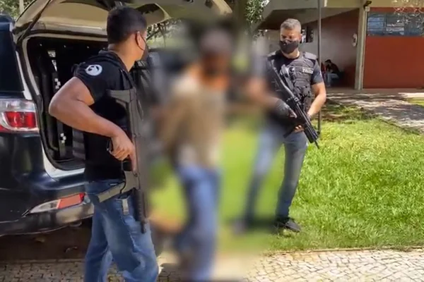dois policiais civis de goiás, chegando à delegacia de homicídios com o suspeito de esquartejar o colega em 2018, em goiânia, goiás