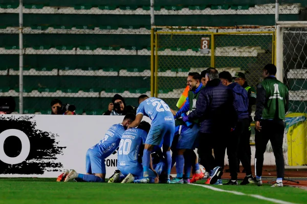 Imagem colorida da equipe do Bolívar comemorando gol- Metrópoles