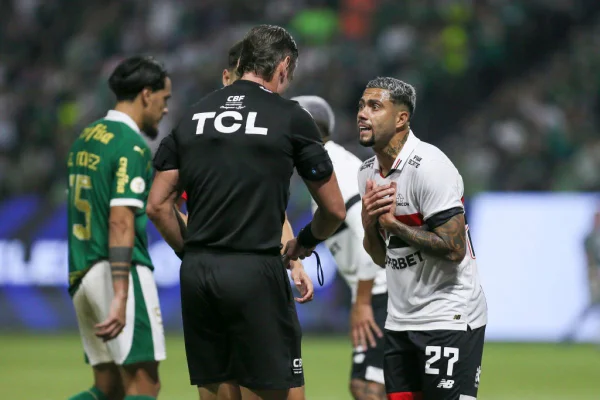 Wellington Rato do São paulo reclama com árbitro Raphael em clássico cntra o palmeiras