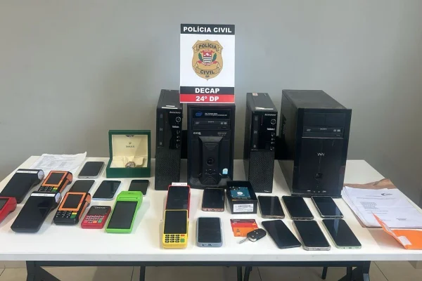 Imagem colorida mostra materiais apreendidos em operação contra golpe em idosa