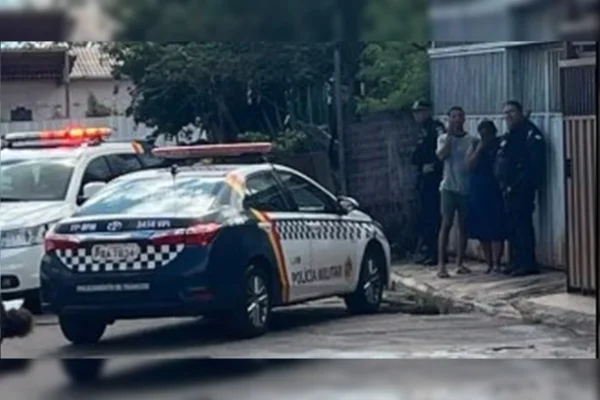 Homem manuseia arma e mata colega com tiro no peito em casa no DF