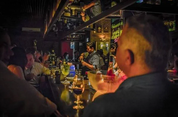 Bar cheio de pessoas