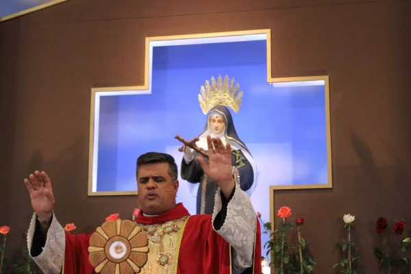 Padre Fábio rezando missa. - Metrópoles