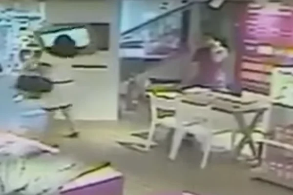 Advogada tem dia de fúria e destrói computadores em loja