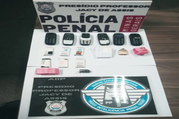 Imagem colorida, objetos encontrados dentro do estômago de detendo em presídio em MG - Metrópoles