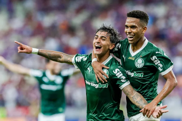 O jogador Facundo Torres, da SE Palmeiras, comemora seu gol contra a equipe do Fortaleza EC, durante partida válida pela quinta rodada, do Campeonato Brasileiro, Série A, na Arena Castelão