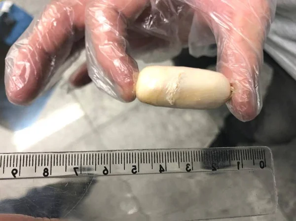 Homem é preso após convulsão em voo: engoliu cápsulas de cocaína