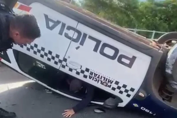 Viatura da Polícia Militar capotada em ponte que liga Cuiabá e Várzea Grande