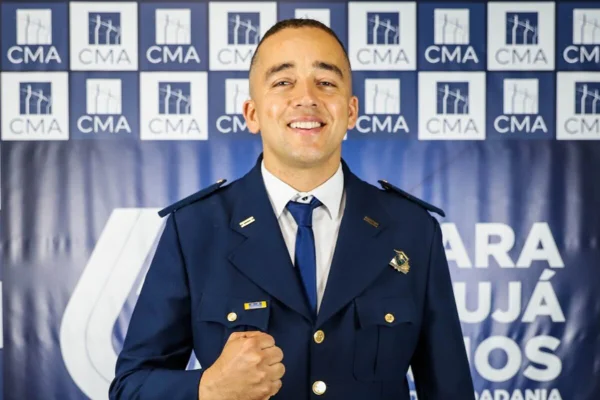 Homem branco, sem barba e cabelo curto, fardado - Metrópoles