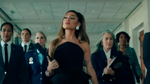Foto colorida de Ariana Grande usando vestido preto - Metrópoles