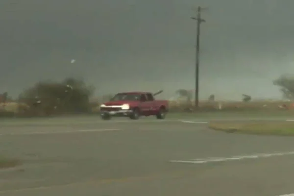 Caminhonete vermelha foge de tornado