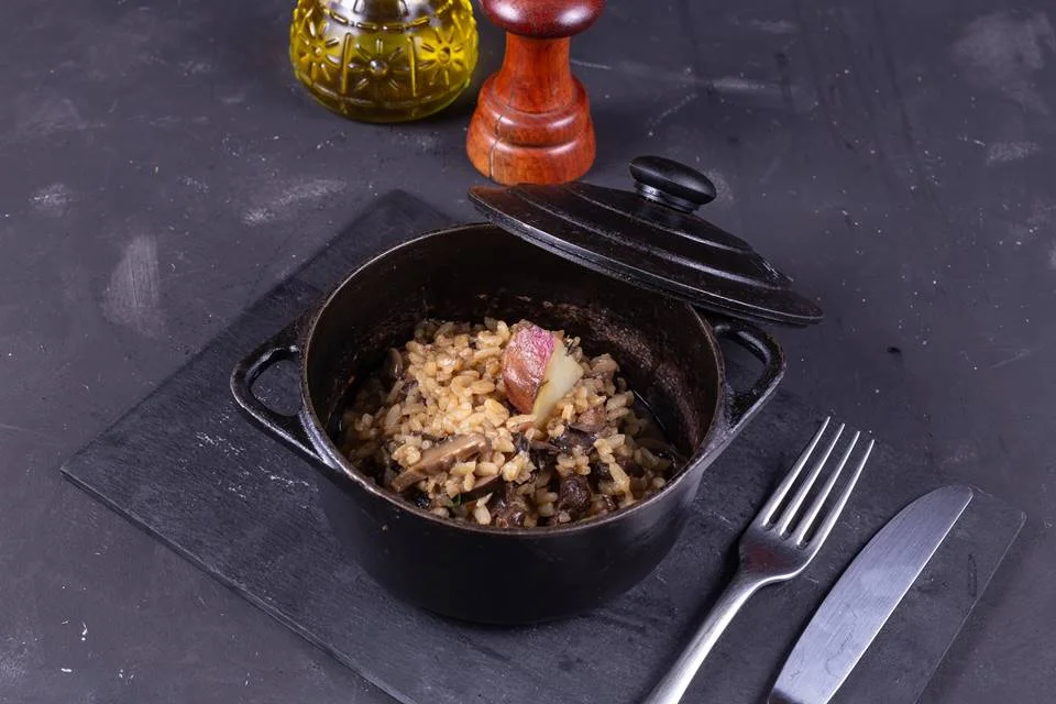 Marietta – Casa Park: no jantar, abóbora assada no forno com gorgonzola, rúcula e granola salgada (entrada); risoto de cogumelos (principal); e cheesecake com calda de frutas vermelhas (sobremesa) Marietta – Casa Park: no jantar, abóbora assada no forno com gorgonzola, rúcula e granola salgada (entrada); risoto de cogumelos (principal); e cheesecake com calda de frutas vermelhas (sobremesa)