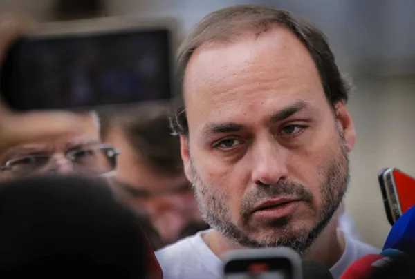 Carlos Bolsonaro ironiza flagra de senadora e lobista em loja de luxo