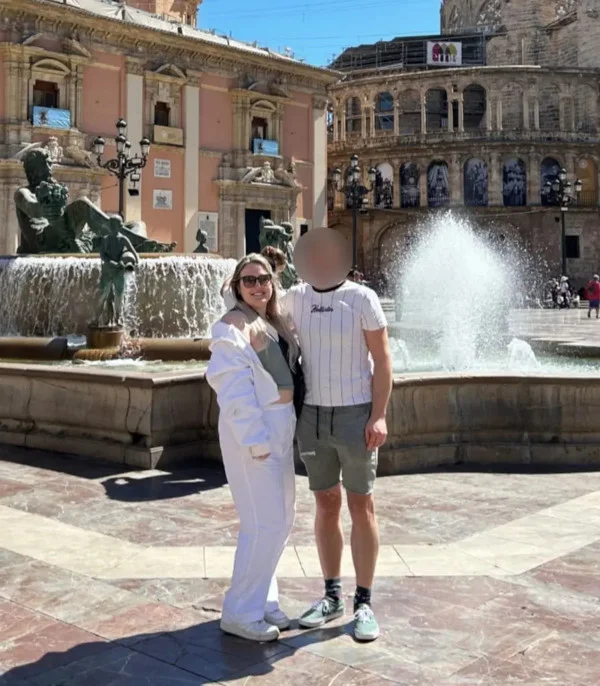Garota e homem que ela conheceu em app de relacionamento viajaram para a Espanha Garota e homem que ela conheceu em app de relacionamento viajaram para a Espanha