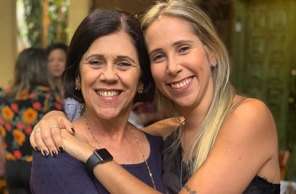 mãe e filha abraçadas