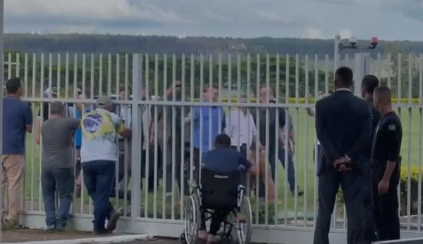 Vídeo: no portão do Alvorada, Bolsonaro ignora Oswaldo Eustáquio