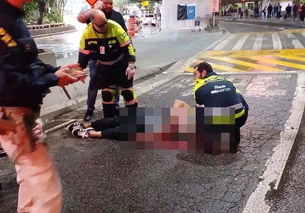 Imagem colorida de homem executado no chão. Metrópoles
