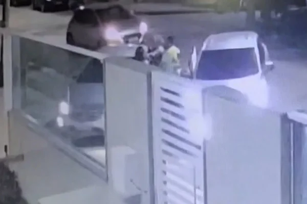Momento em que o casal desce do carro e inicia as agressões - Metrópoles