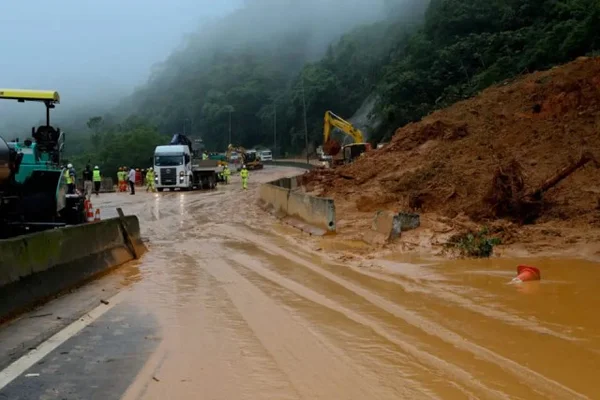 fotografia de rodovia interditada após soterramento