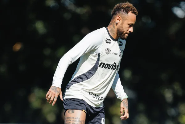 Fora da próxima partida do Santos, Neymar marca golaço no treino
