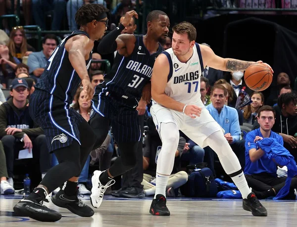 Luka Doncic domina e Mavericks vencem Magic em casa