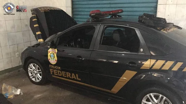 Polícia prende 4 pessoas com carros clonados da PF e Receita Federal