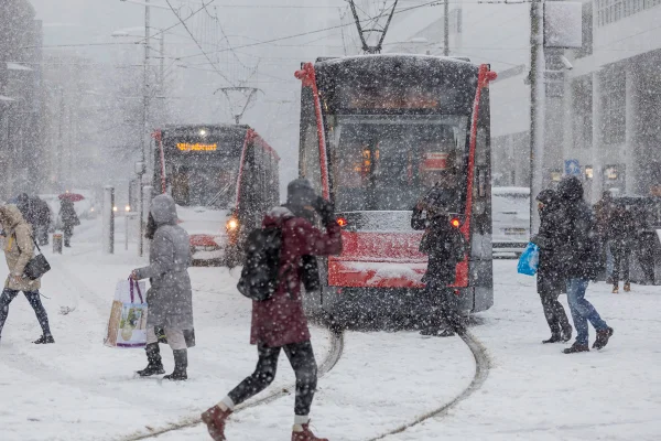 Foto de pessoas caminhando na rua em nevasca - Metrópoles