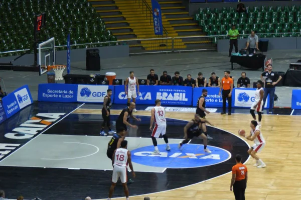 Imagem colorida do jogo entre Unión Santa Fé x Brusque / Havan Basquete