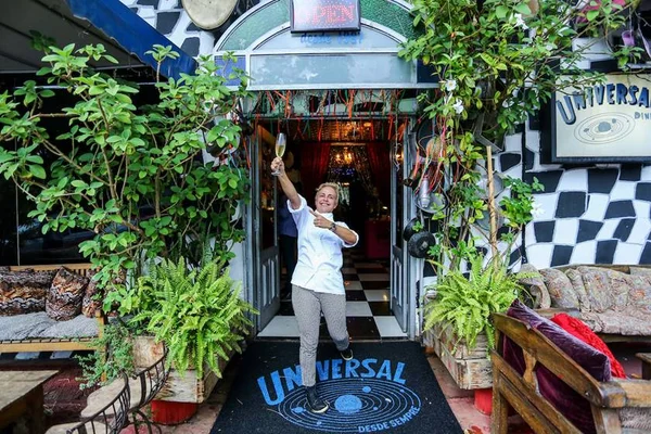Universal Diner, de Mara Alcamim, faz 21 anos nesta quarta (12/12)