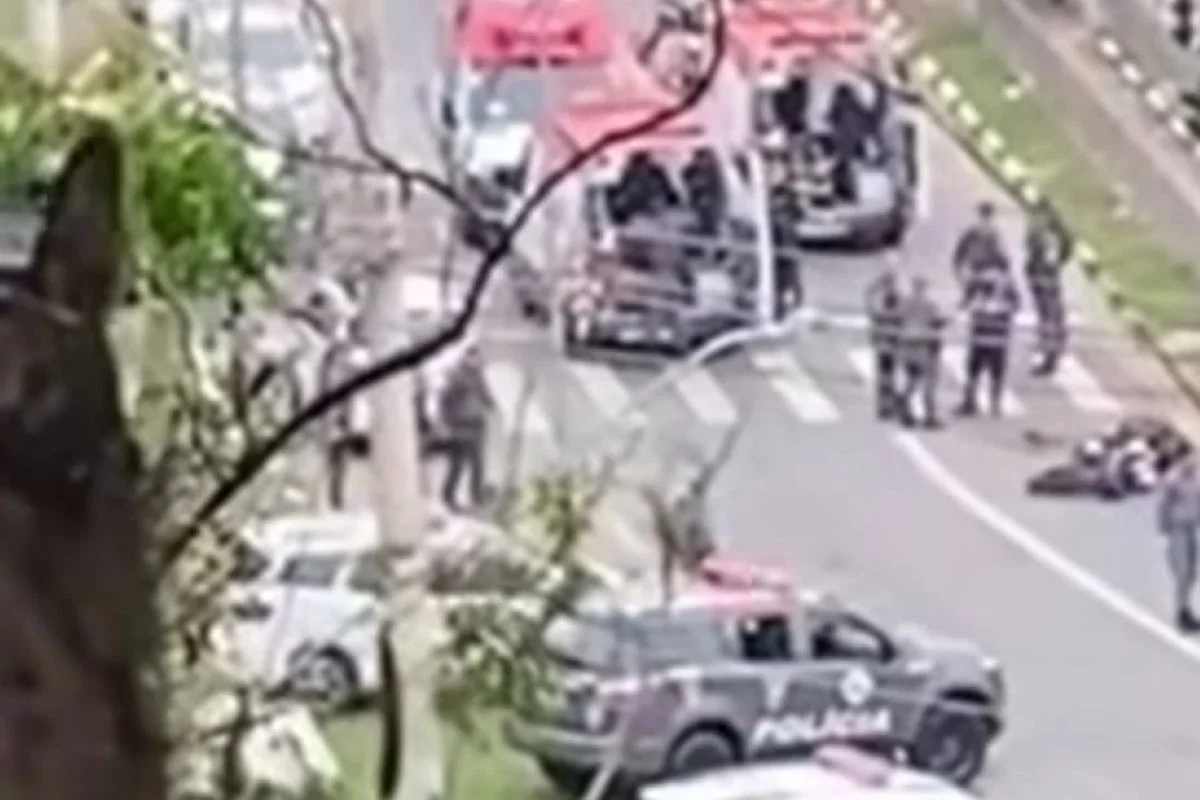Motociclista é preso após furar blitz e atropelar policial em avenida