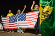 Bandeira dos Estados Unidos esteve presente na vigília