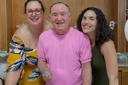 Renato Aragão posa ao lado da esposa e da filha