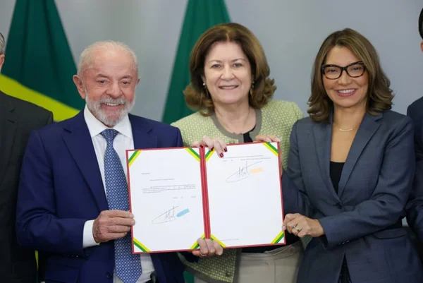 Imagem coloria de Lula assinando MP que põe fim à taxa das blusinhas