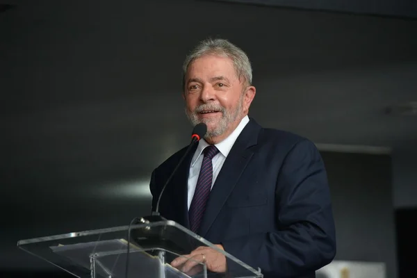 Compra de sítio em Atibaia (SP) foi lavrada em escritório do compadre de Lula