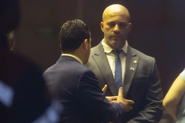 O deputado federal pelo Rio de Janeiro, Daniel Silviera, fala no Plenário da Câmara dos Deputados. Ele passou a noite na casa na tentativa de não precisar colocar tornozeleira eletrônica a mando do ministro do STF, Alexandre de Moraes - Metrópoles