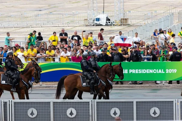 Junto a Bolsonaro, veteranos do Haiti e paraquedistas vão ao Planalto