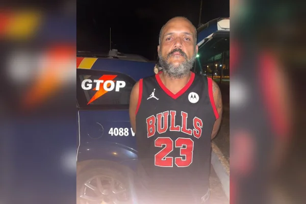 Homem persegue e esfaqueia desafeto com peixeira enquanto cantarolava