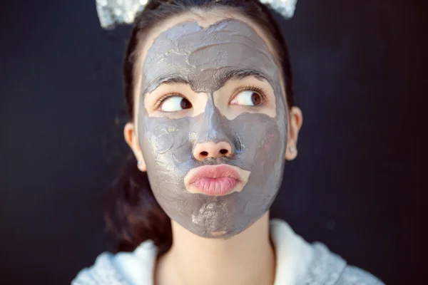 Rosto de mulher jovem com máscara facial de chocolate