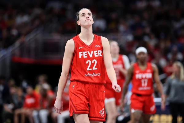 Falta contra Caitlin Clark na WNBA viraliza e punição é revista. Veja