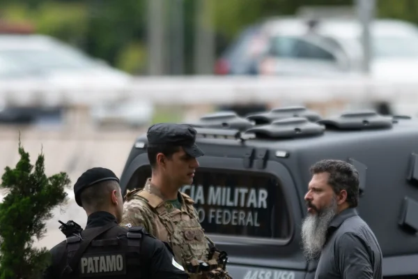 Homem que ameaçou explodir prédios da PM e da PF é levado a hospital