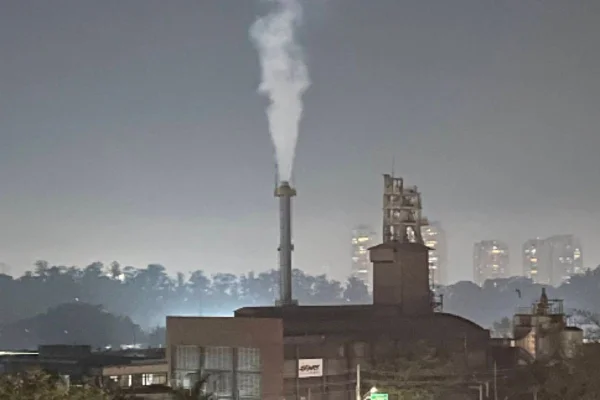 Chaminé de fábrica da Saint-Gobain, em Santo Amaro, zona sul de São Paulo. Fábrica vai fechar após denúncias de poluição. - Metrópoles
