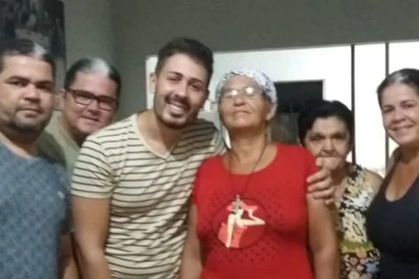Carlinhos Maia perdoa a mãe e tem reencontro emocionante após polêmica