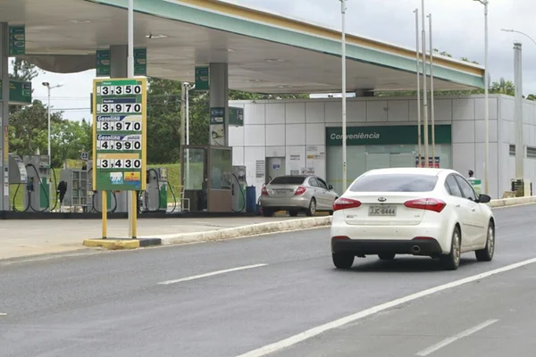 Caras de pau. Donos de postos de combustíveis do DF dizem que lucram pouco e que a culpa pelo preço é do governo