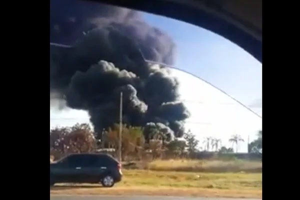 Vídeo mostra bateria de celular explodindo e casa pega fogo?